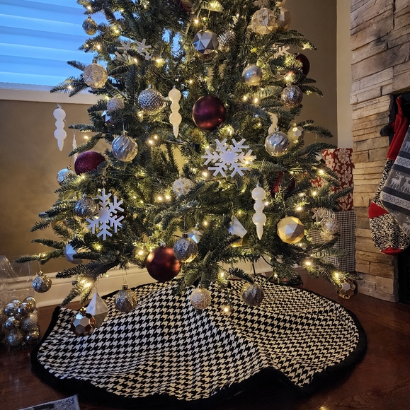 Tree Skirt - Picture 1 of 8